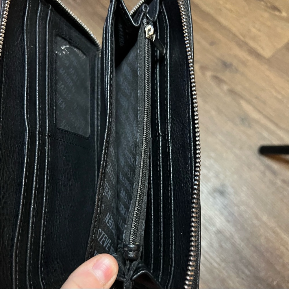 WOMEN'S STEVE MADDEN ZIP AROUND WALLET  black - Picture 4 of 9